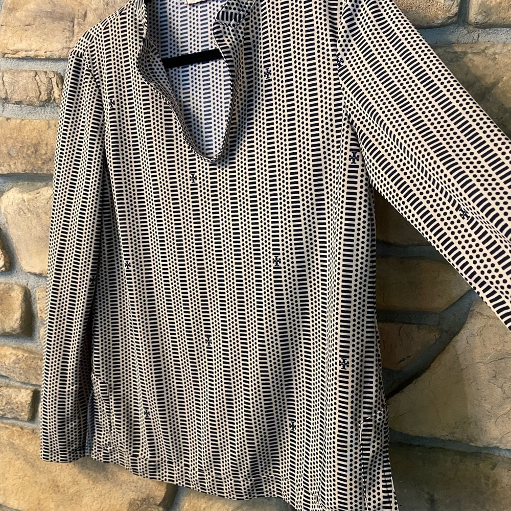 Tory Burch Women’s Black White Blouse Print Collar Poly Lightweight EUC size M - Picture 3 of 15